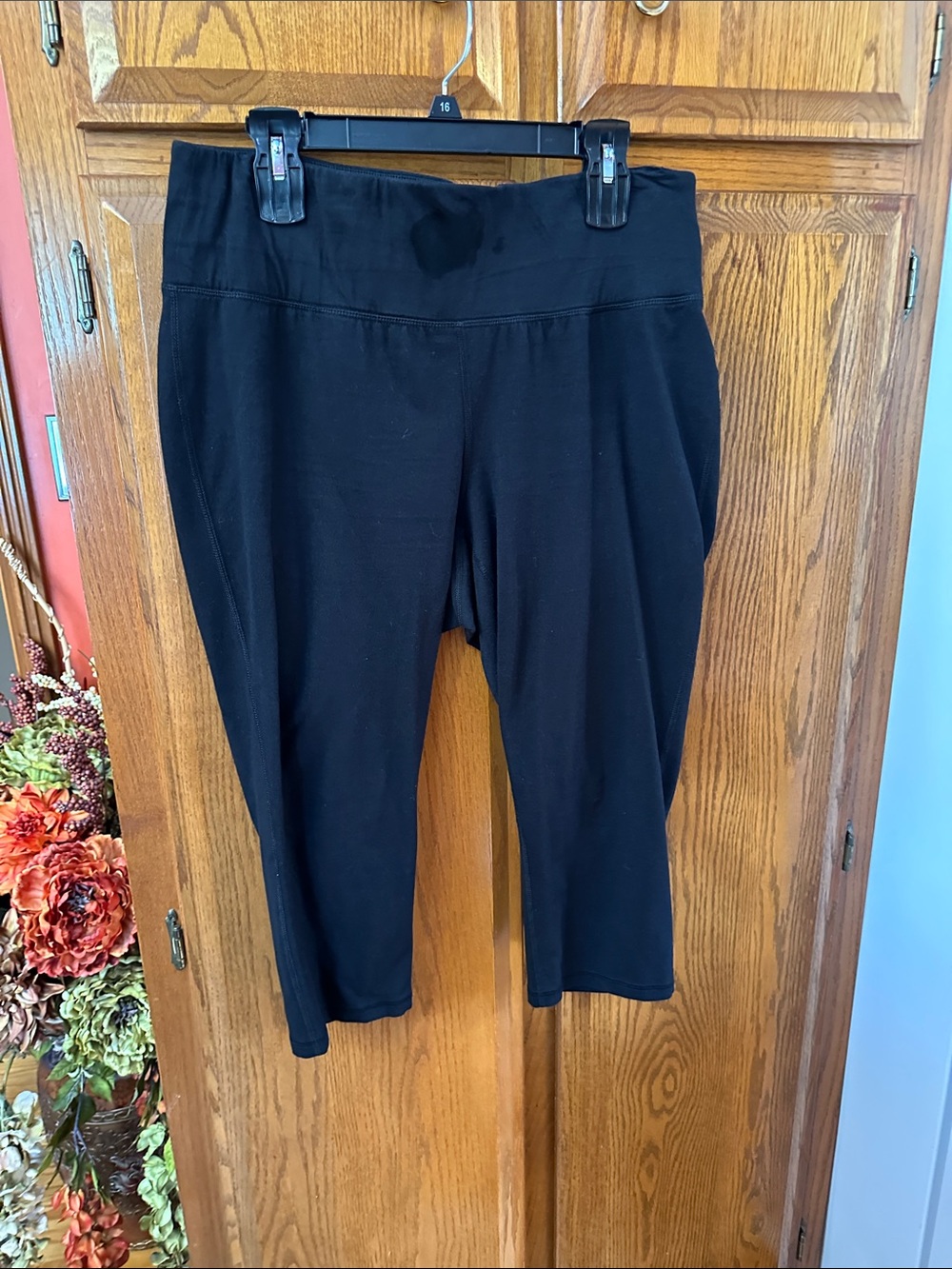 Women’s Black Women's Ponte Capri Pants